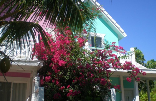 Freeport Cottage | Beachfront Retreat with Spa & Ocean Views, Rated 9.6/10