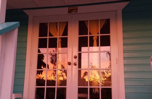 Mather Town Cottage | Idyllic Retreat on Pristine Beach with Ocean Views & Spa