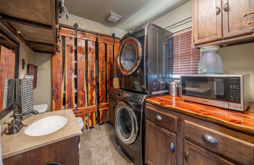 Hardy Cabin | Discover Paradise at Rio Vista Falls - Pet & Child Friendly!