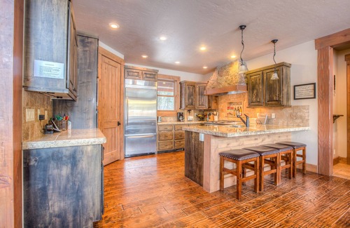 Featherville House | Experience Paradise on the Boise River with Pool & Views