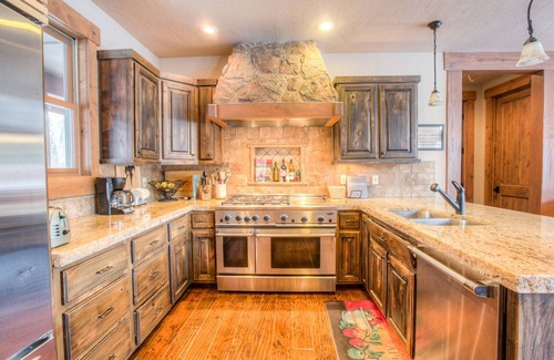 Featherville House | Experience Paradise on the Boise River with Pool & Views