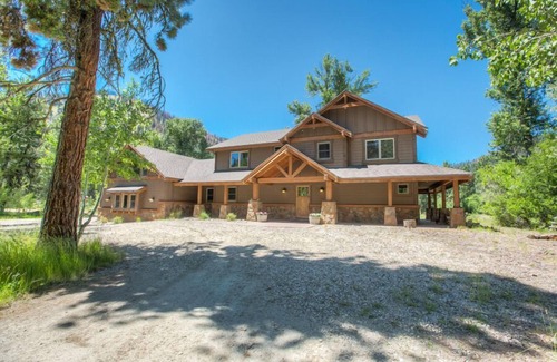Featherville House | Experience Paradise on the Boise River with Pool & Views