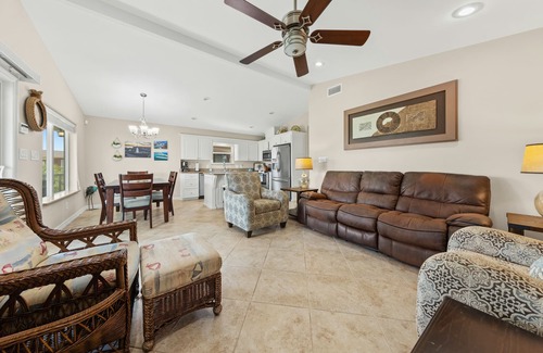 Port Isabel Cottage | Relaxing Getaway on the Green with Oceanfront Amenities
