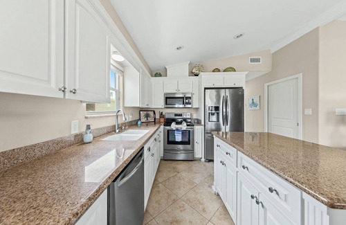 Port Isabel Cottage | Relaxing Getaway on the Green with Oceanfront Amenities