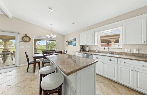 Port Isabel Cottage | Relaxing Getaway on the Green with Oceanfront Amenities