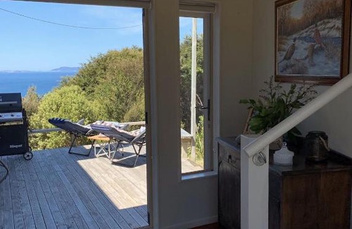 Tuateawa House | Tranquil Retreat: Paradise on the Hill, Tuateawa