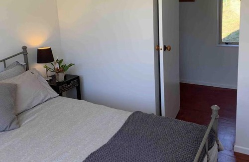 Tuateawa House | Tranquil Retreat: Paradise on the Hill, Tuateawa