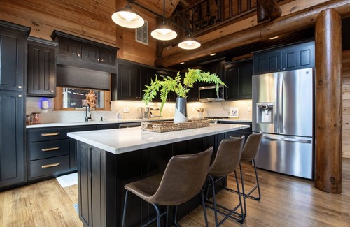 Blue Ridge House | Unwind at Paradise on the Lake with Ocean Views & Breakfast