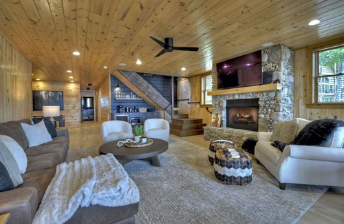 Blue Ridge House | Unwind at Paradise on the Lake with Ocean Views & Breakfast