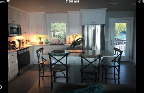 Centre House | Idyllic Lakefront Retreat with Family-Friendly Amenities