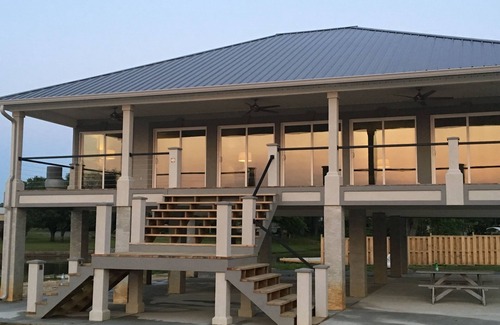 Centre House | Idyllic Lakefront Retreat with Family-Friendly Amenities
