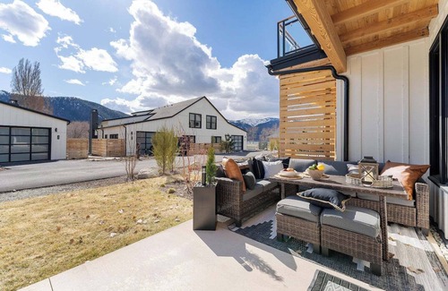 Wapato Point House | Unforgettable Stay at Paradise on the Point: Pool & Spa