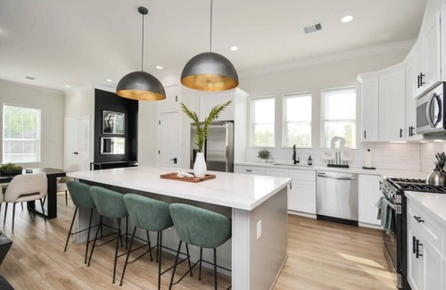 Greater Third Ward House | Exquisite Paradise Palace: Rooftop Hot Tub & Spa Retreat
