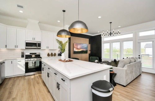 Greater Third Ward House | Exquisite Paradise Palace: Rooftop Hot Tub & Spa Retreat
