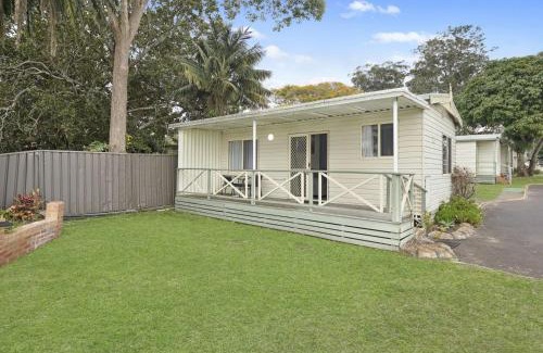 Carey Bay Hotel | Family-Friendly Stay at Paradise Palms Caravan Park