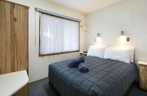 Carey Bay Hotel | Family-Friendly Stay at Paradise Palms Caravan Park