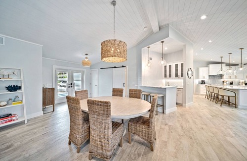 Chateaux Sur Mer House | Paradise Palms: Renovated Oasis with Ocean Views & Pool