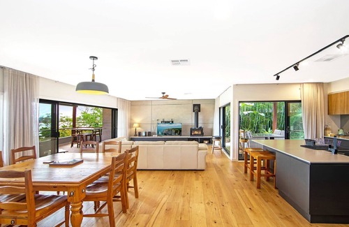 Blackwall House | Waterview Paradise Palms: Oceanfront Family Retreat