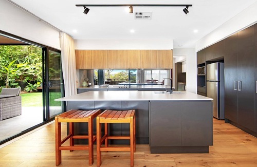 Blackwall House | Waterview Paradise Palms: Oceanfront Family Retreat