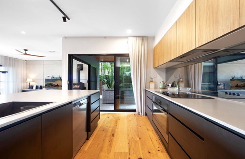 Blackwall House | Waterview Paradise Palms: Oceanfront Family Retreat