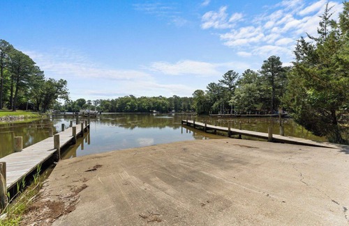 Mount Holly House | Paradise Point: Beachfront Retreat with Kayaking & Fishing