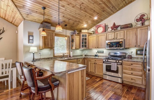 Holcombe Cabin | Experience Paradise Point on Lake Holcombe - Rated 9.8/10!