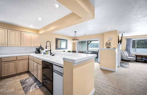 Coeur d'Alene Condo | Paradise Point | Premier Arrow Point Condo with Ocean Views