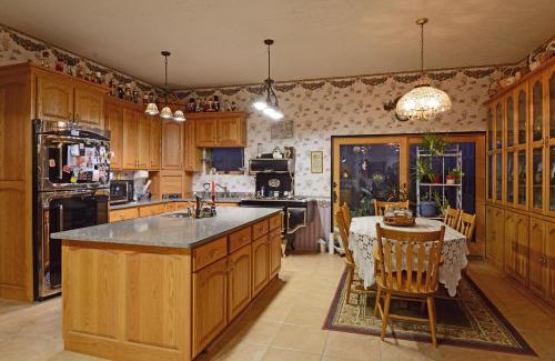 Austin Bed & Breakfast | Family-Friendly Getaway at Paradise Ranch Castle with Kitchen