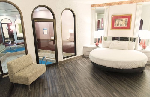 Cresco Hotel | Relax at Paradise Stream Resort with Pool and Spa Access
