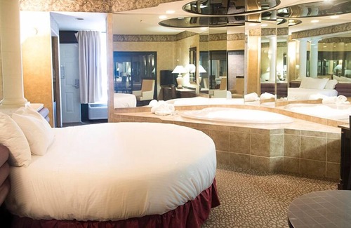 Cresco Hotel | Relax at Paradise Stream Resort with Pool and Spa Access