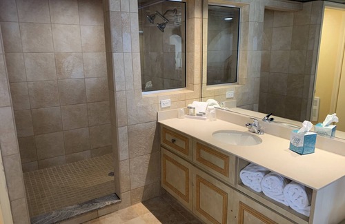 Cresco Hotel | Relax at Paradise Stream Resort with Pool and Spa Access