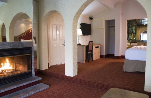 Cresco Hotel | Relax at Paradise Stream Resort with Pool and Spa Access