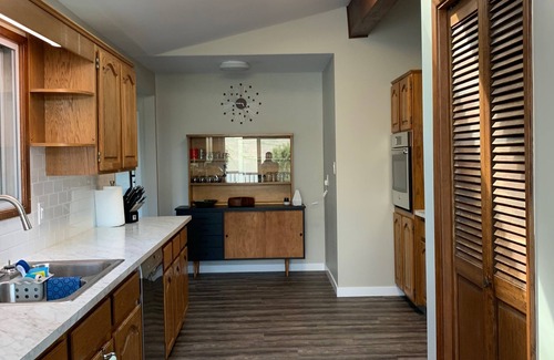 Central Okanagan House | Serene Paradise View Hotel with Lake and Oceanfront Amenities
