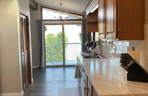 Central Okanagan House | Serene Paradise View Hotel with Lake and Oceanfront Amenities