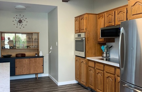 Central Okanagan House | Serene Paradise View Hotel with Lake and Oceanfront Amenities