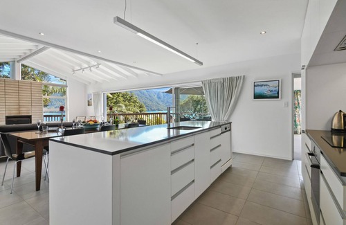 Ngakuta Bay House | Paradise View: Family-Friendly Getaway at Momorangi Bay