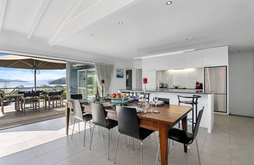 Ngakuta Bay House | Paradise View: Family-Friendly Getaway at Momorangi Bay