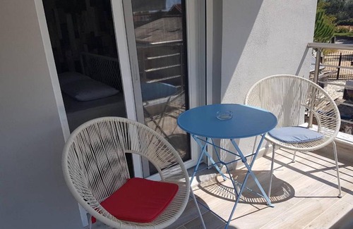 Ofrinion House | Tranquil Paradiso Guest House - Child Friendly Retreat