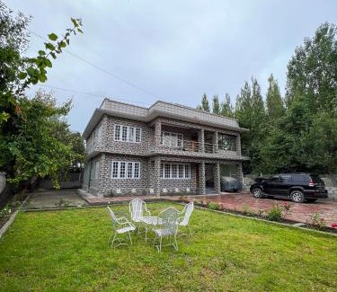 Skardu House | Cozy Paradiso Lodge Skardu: Family-Friendly with Breakfast