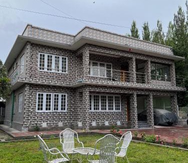 Skardu House | Cozy Paradiso Lodge Skardu: Family-Friendly with Breakfast