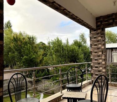 Skardu House | Cozy Paradiso Lodge Skardu: Family-Friendly with Breakfast