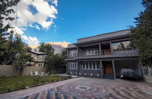 Skardu House | Cozy Paradiso Lodge Skardu: Family-Friendly with Breakfast