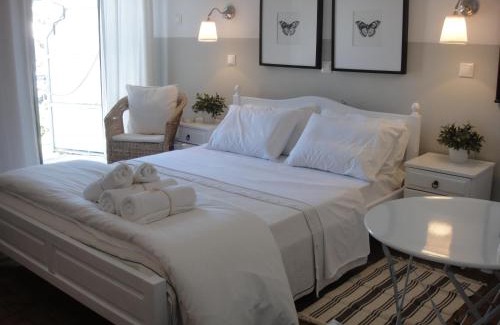Sarakiniko House | Paradisos: Oceanfront Retreat with Pet-Friendly Amenities