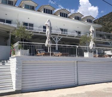 Sarakiniko House | Paradisos: Oceanfront Retreat with Pet-Friendly Amenities