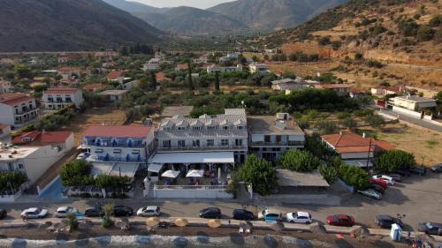Sarakiniko House | Paradisos: Oceanfront Retreat with Pet-Friendly Amenities