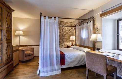 Alarcon Hotel | Elegant Parador de Alarcón: Spa & Family-Friendly Retreat