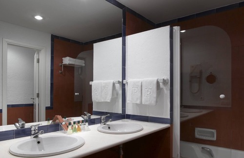 Cazorla Hotel | Inviting Parador De Cazorla: 4-Star Retreat with Spa & Pool