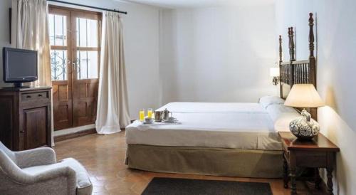 Merida Old Town Hotel | Elegant Parador de Mérida with Ocean View and Pool Access