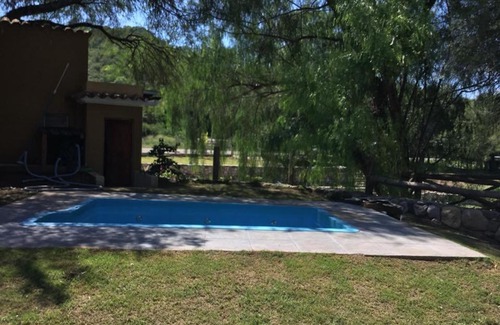 Coronel Moldes House | Relax at Parador Punto Corral: Family-Friendly with Pool