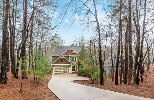 Waleska House | Discover Paradyess Cove: Lakefront Oasis with Top Amenities